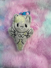 Load image into Gallery viewer, Wall-eyed pastry fan Keychain
